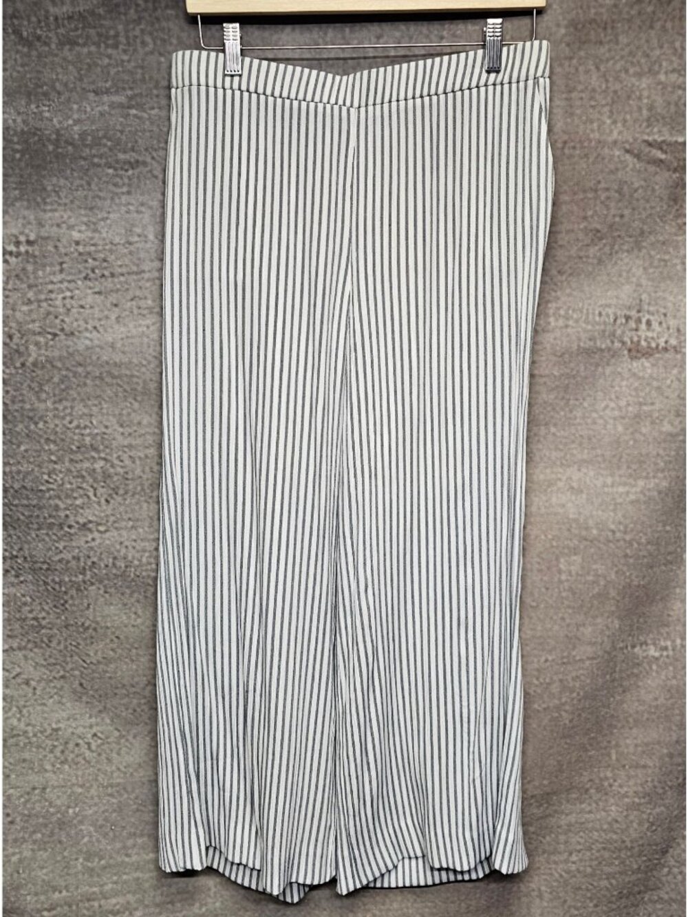 WHITE HOUSE BLACK MARKET M WHITE GRAY STRIPED ELASTIC WAIST GAUZY POCKET PANTS